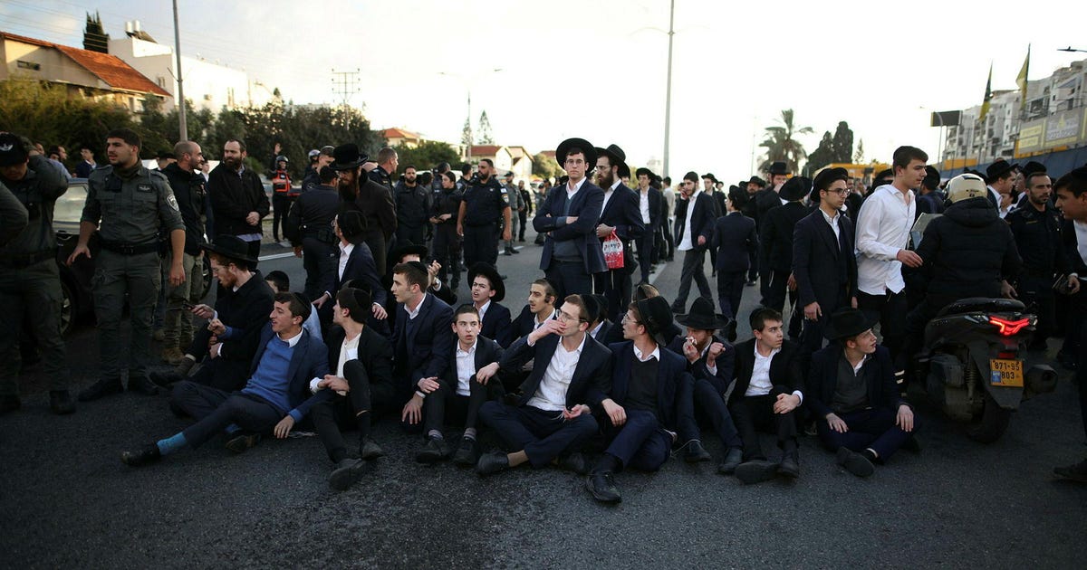 כ־300 חרדים מהפלג הירושלמי חוסמים למעלה משעה את כביש 4 ליד בני ברק במחאה על מעצר עריקים – מדיני ביטחוני כ־300 חרדים מהפלג הירושלמי חוסמים למעלה משעה את כביש 4 ליד בני ברק במחאה על מעצר עריקים – מדיני ביטחוני