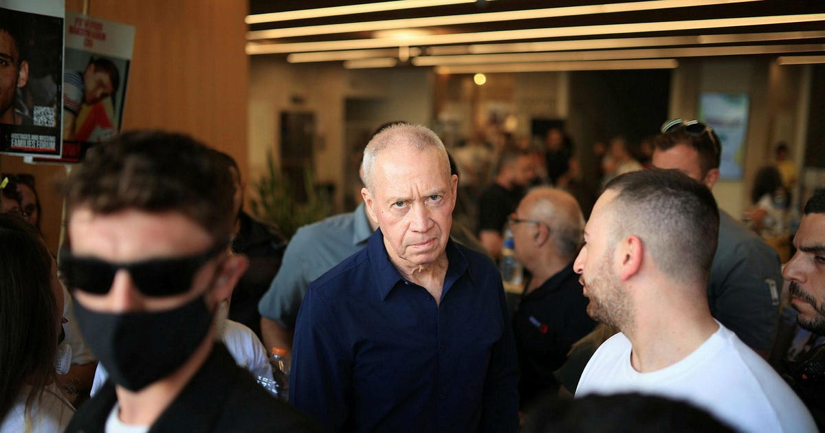 גלנט מתגורר כשנה בווילה של המיליארדר מוריס קאהן – ללא תמורה – פוליטי