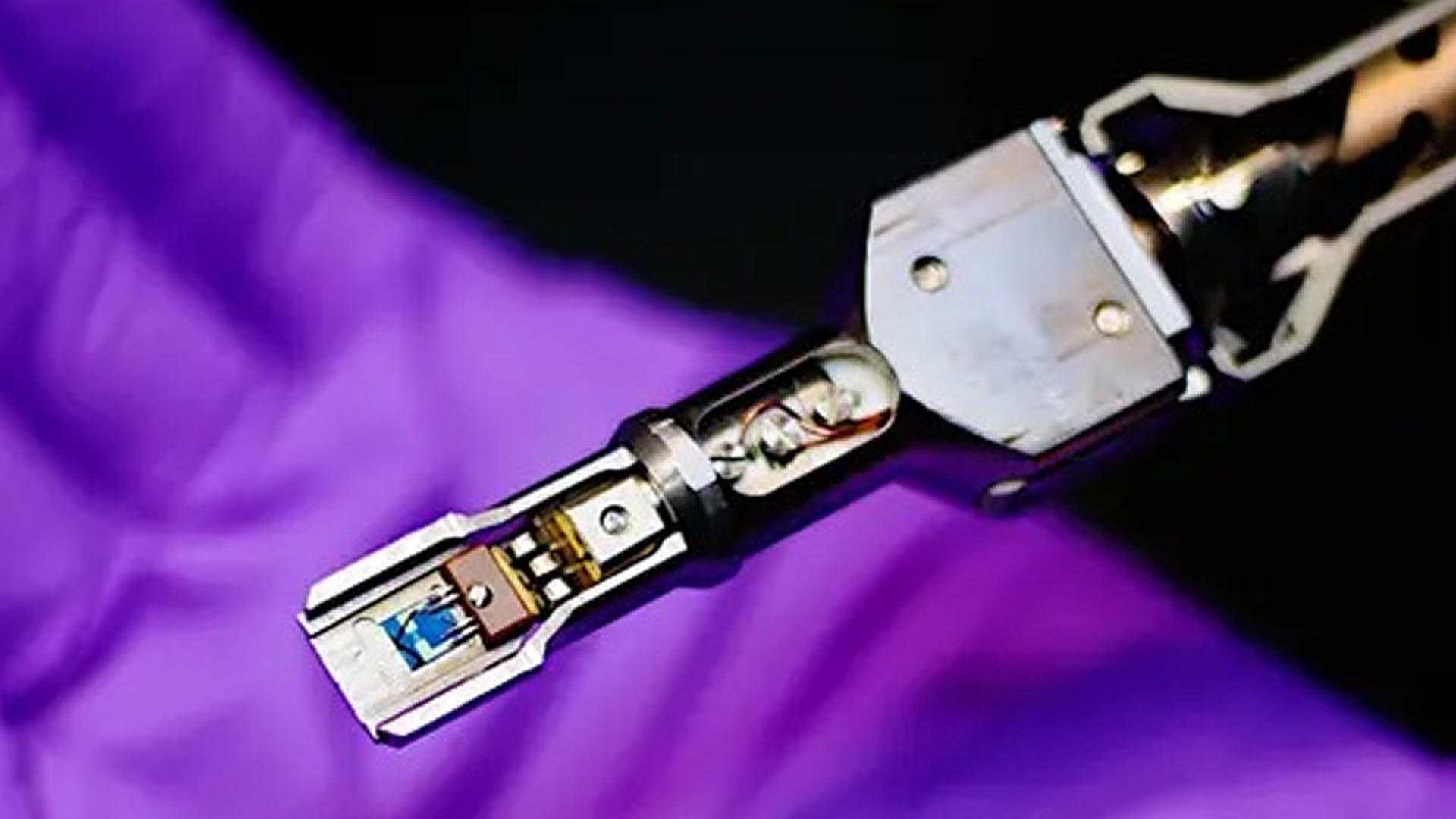 Hexatic phase melting observed in real-time in ultra-thin materials