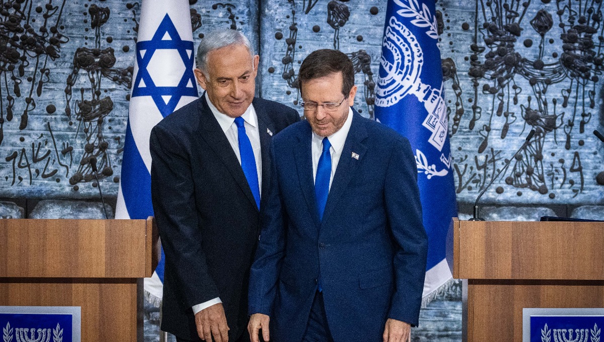 רעידת אדמה פוליטית: הדיל הסודי שנרקם בין הרצוג לנתניהו על חנינה נחשף רעידת אדמה פוליטית: הדיל הסודי שנרקם בין הרצוג לנתניהו על חנינה נחשף