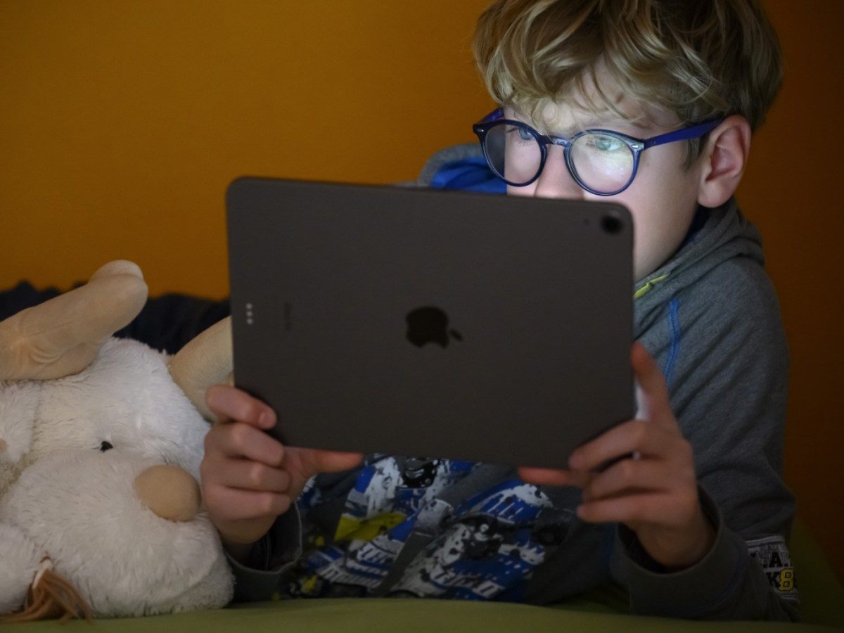 Survey: social media increase pressure on girls to lose weight