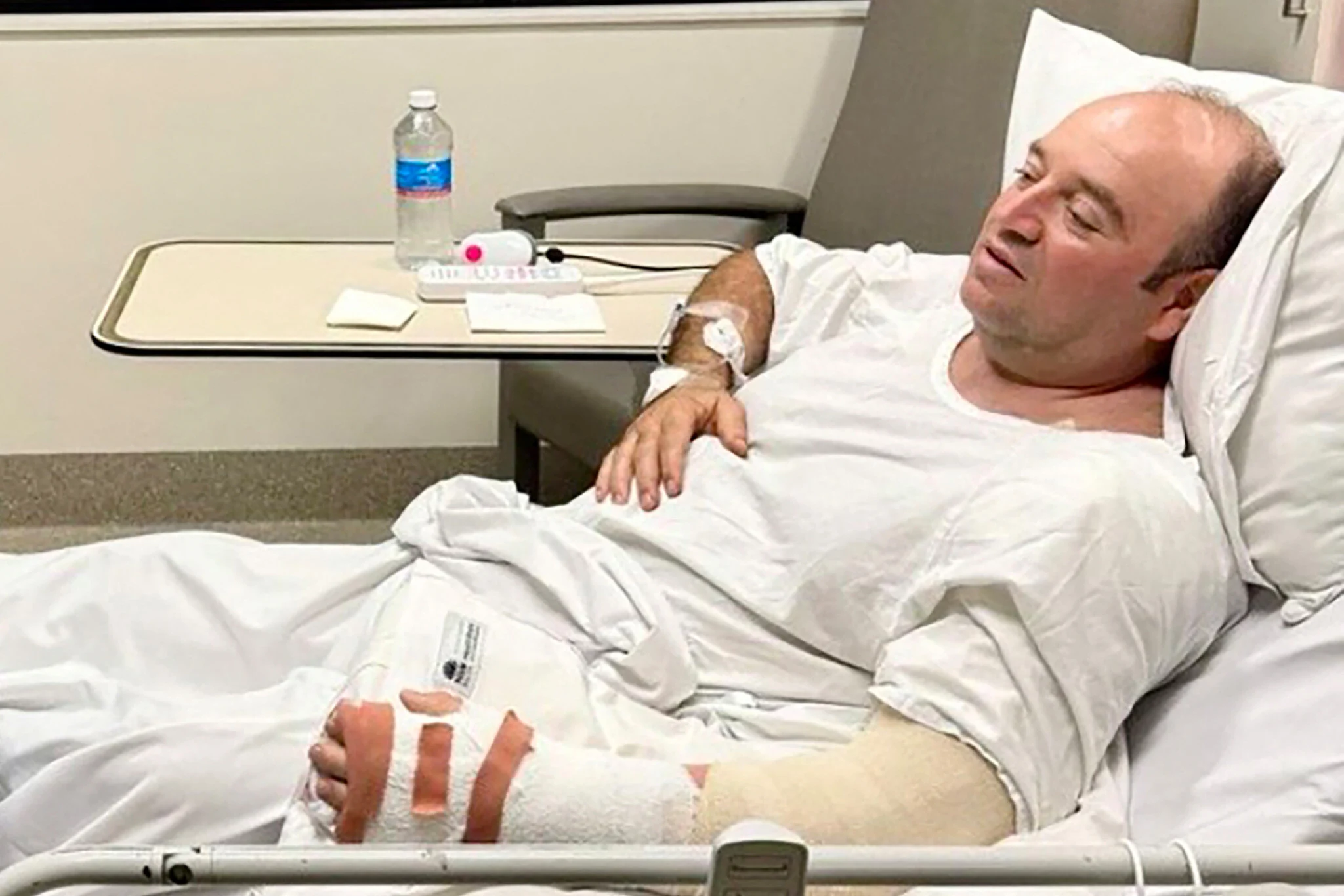 Australia’s ‘Bondi Hero’ handed check for .65 million collected from fundraising Australia’s ‘Bondi Hero’ handed check for .65 million collected from fundraising