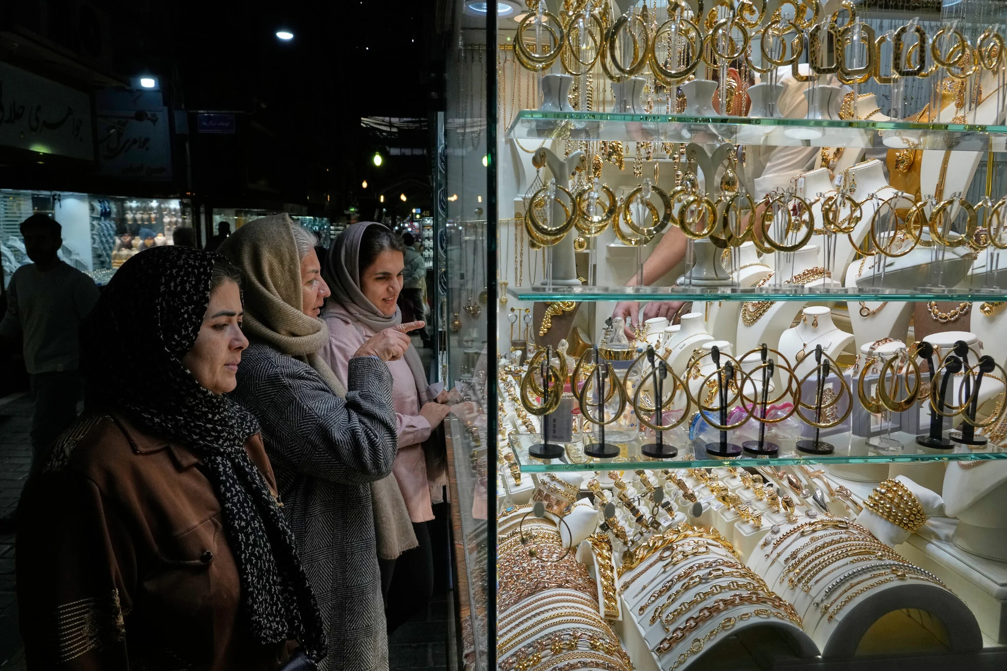 As sanctions tighten, Iranians turn to gold as hedge against falling currency As sanctions tighten, Iranians turn to gold as hedge against falling currency