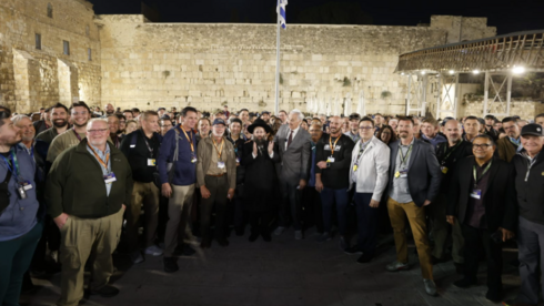 Over 1,000 American Christian leaders hold mass prayer for Jerusalem at Western Wall