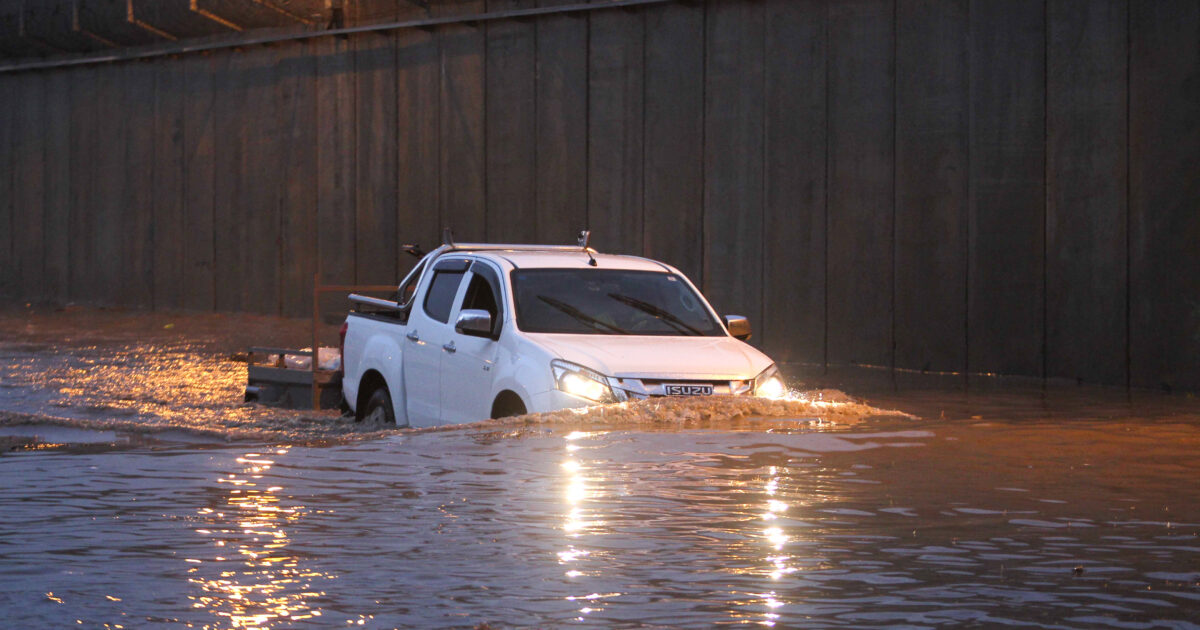 רכבים נקלעו להצפות בשפלה, צוותים פועלים לחילוץ הלכודים – ערוץ 14 רכבים נקלעו להצפות בשפלה, צוותים פועלים לחילוץ הלכודים – ערוץ 14