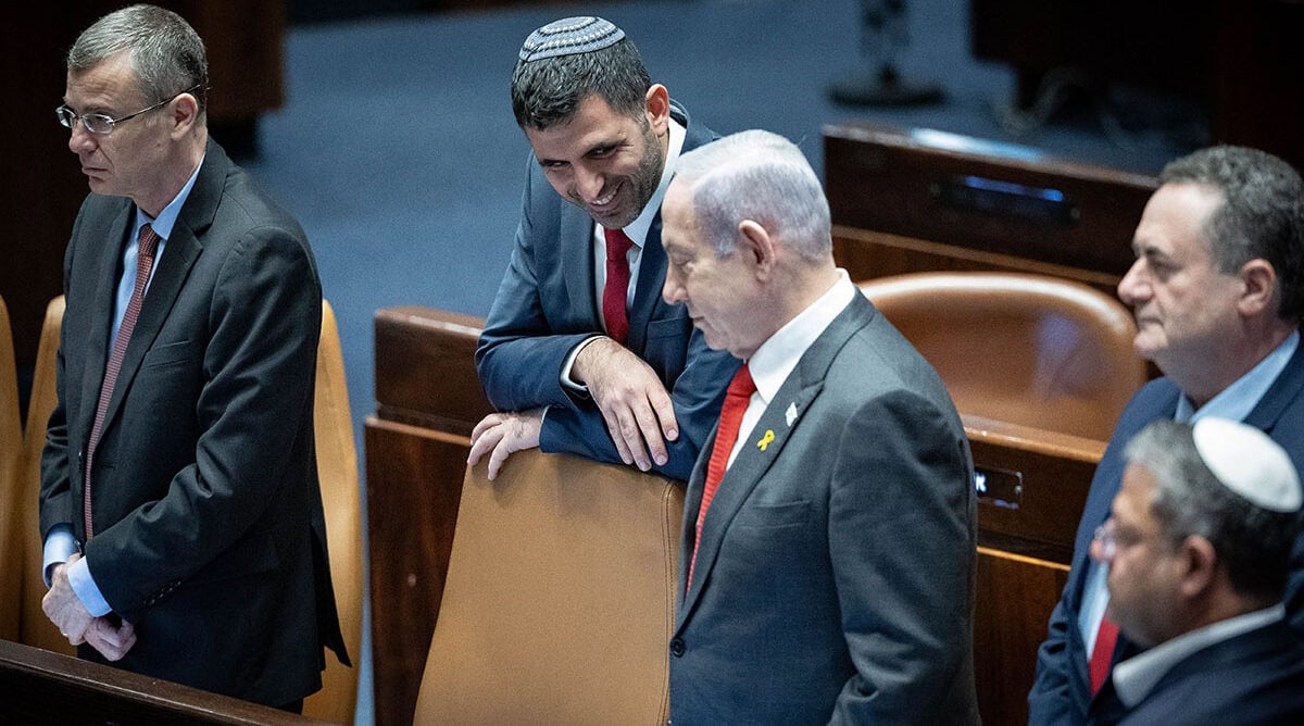 בתירוץ ביטחוני, חוקקה הממשלה חוק נוסף להגבלת כלי תקשורת