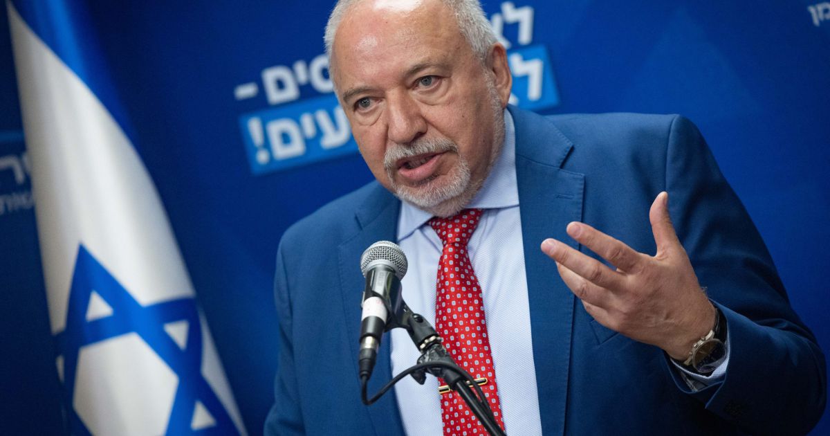 “זה לא אני”: ליברמן נפל קורבן ל”עוקץ ה-AI” ומזהיר את הציבור