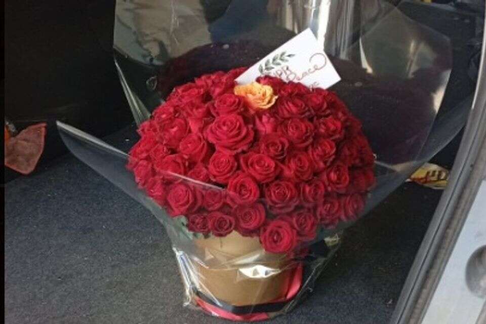 האם חוליה איראנית הניחה פרחים ברכבו של מדען גרעין ישראלי?