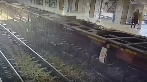 Hang on tight: stowaway clings to moving freight train through Tel Aviv Hang on tight: stowaway clings to moving freight train through Tel Aviv