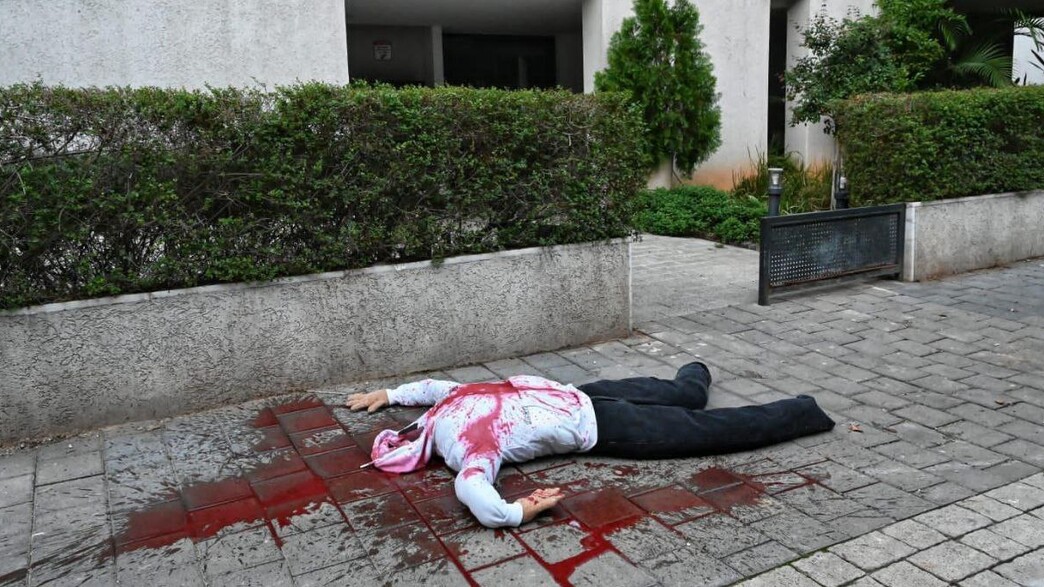 מיצג “גופות מדממות” הוצבו מול בתיהם של חולדאי ואהרן ברק