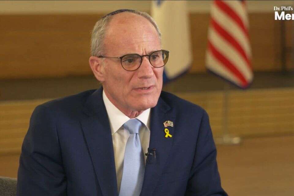 מקלות וגזרים? צפו בריאיון הלא שגרתי של השגריר הישראלי לתקשורת בלבנון