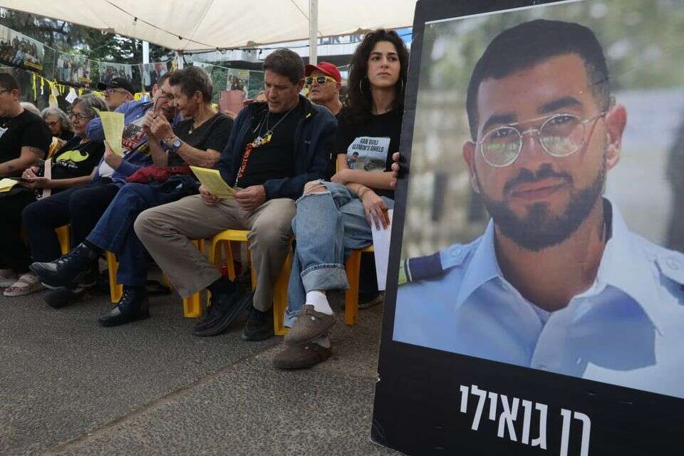 “עכשיו זה תורו של רני:” משפחות החטופים קיימו קבלת שבת בכיכר