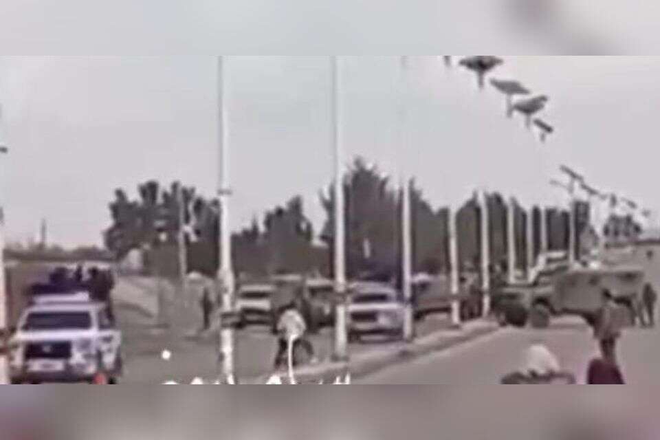 עם נשקים שלופים: אנשי א-שרע חולפים בטנדרים על פני כוח צה”ל עם נשקים שלופים: אנשי א-שרע חולפים בטנדרים על פני כוח צה”ל