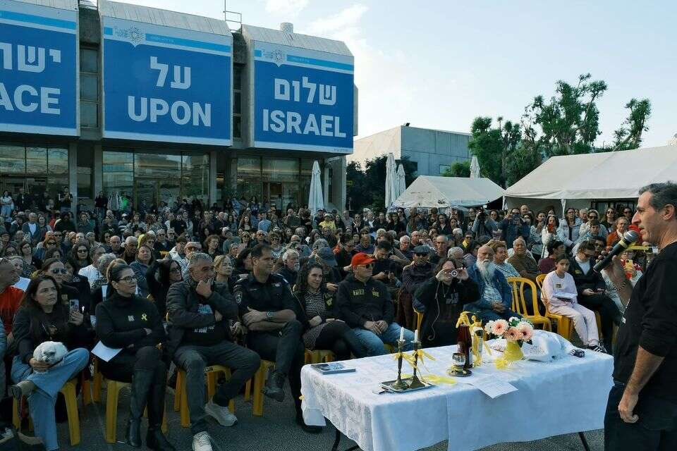 “ישראל מחכה לרני – לא משאירים אף אחד מאחור”: קבלת שבת בכיכר החטופים