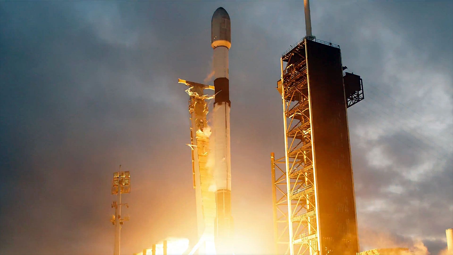 SpaceX launches Starlink satellites on record 32nd flight of Falcon 9 rocket SpaceX launches Starlink satellites on record 32nd flight of Falcon 9 rocket