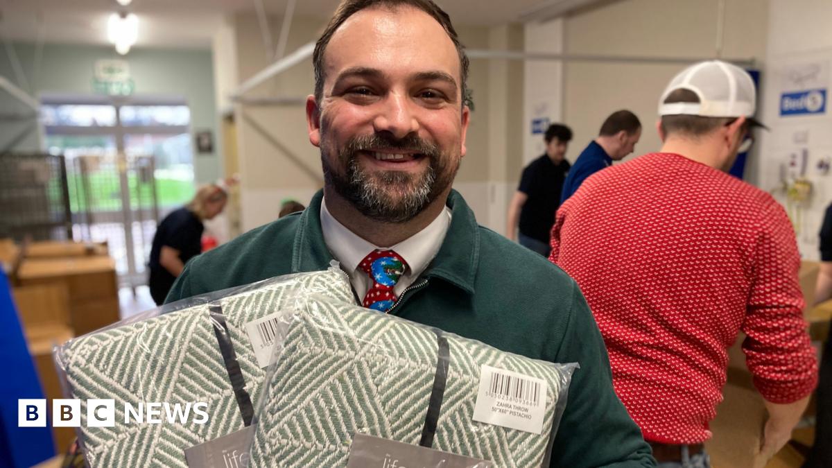 Volunteers hand out hundreds of gifts in Lincolnshire hospitals