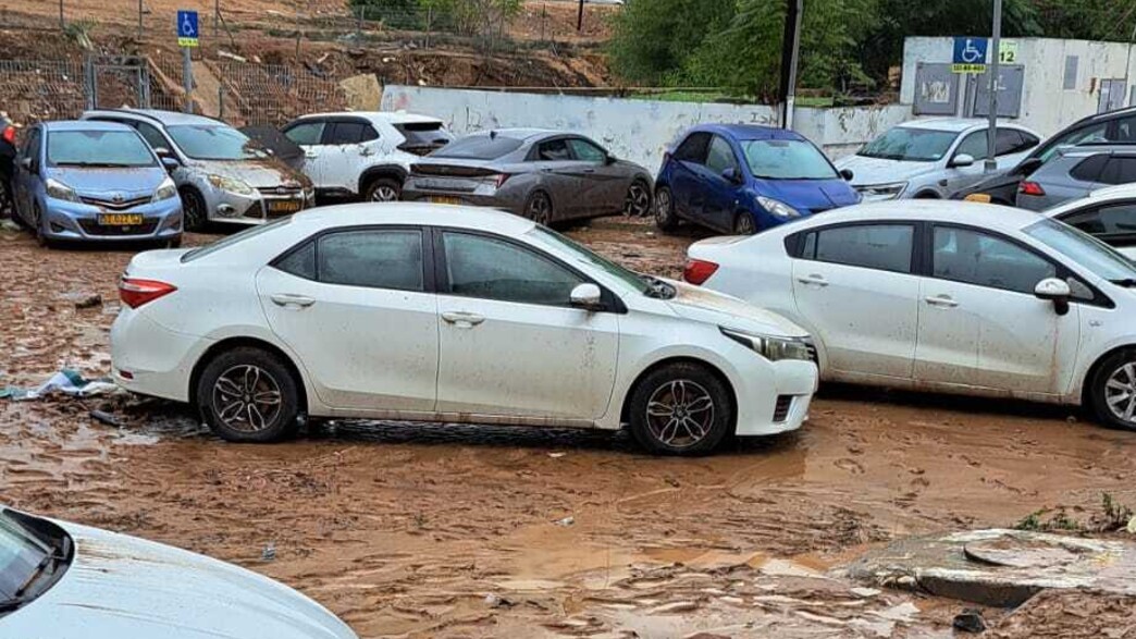 הצפות חריגות בקריית גת, תושבת העיר נתקעה על גג רכב: “בושה”| N12