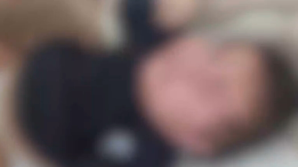 אם צילמה את עצמה מכה את בנה התינוק