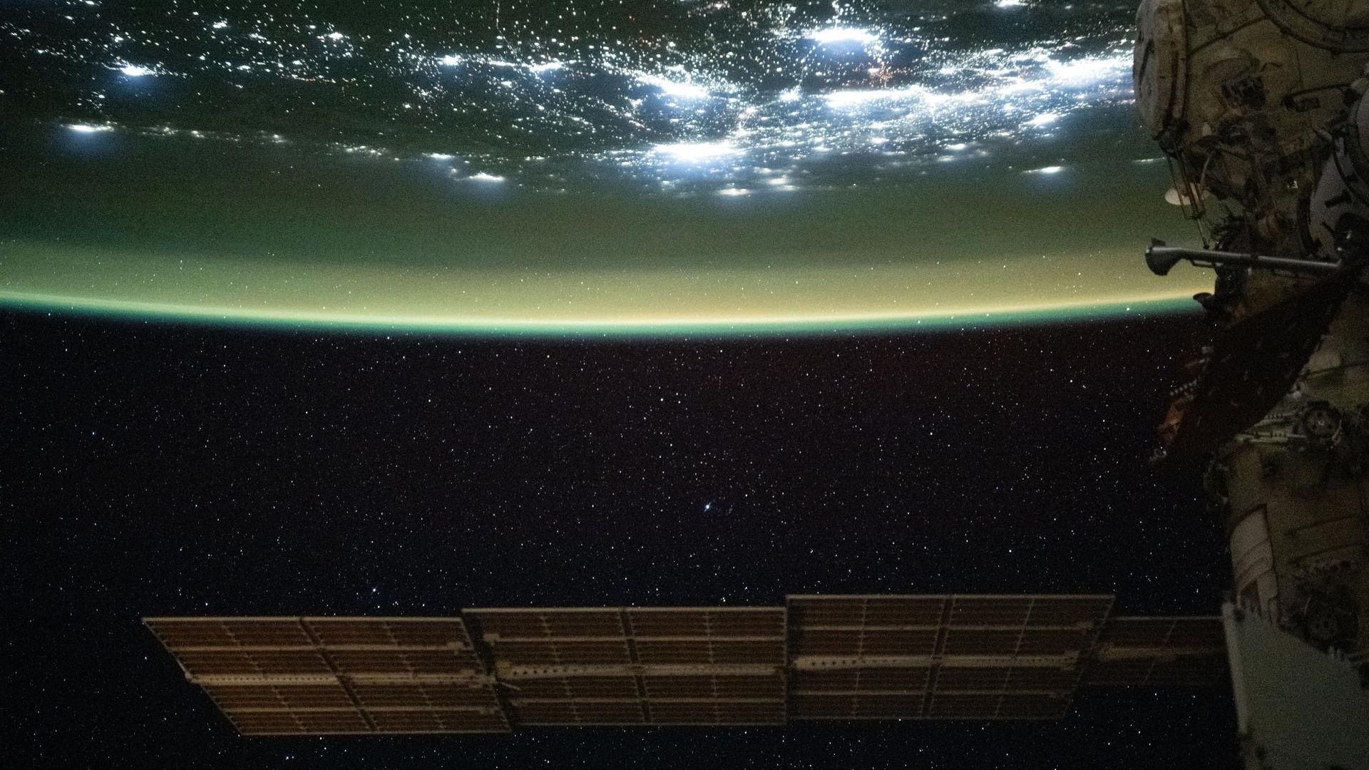 ISS astronauts watch Earth’s atmosphere glow green photo of the day for Dec. 8, 2025 ISS astronauts watch Earth’s atmosphere glow green photo of the day for Dec. 8, 2025