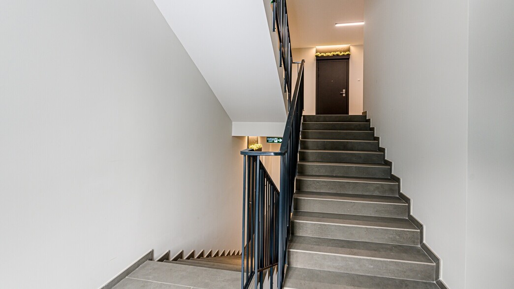 הוא רדף אחריי לחדר מדרגות בבניין ואנס אותי הוא רדף אחריי לחדר מדרגות בבניין ואנס אותי