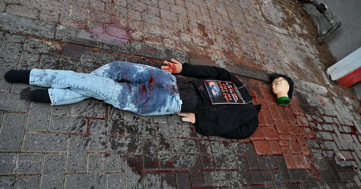 שפי פז הציבה בובות ערופות ראש מול בתיהם של אהרן ברק, עוזי פוגלמן ורון חולדאי – משפט ופלילים