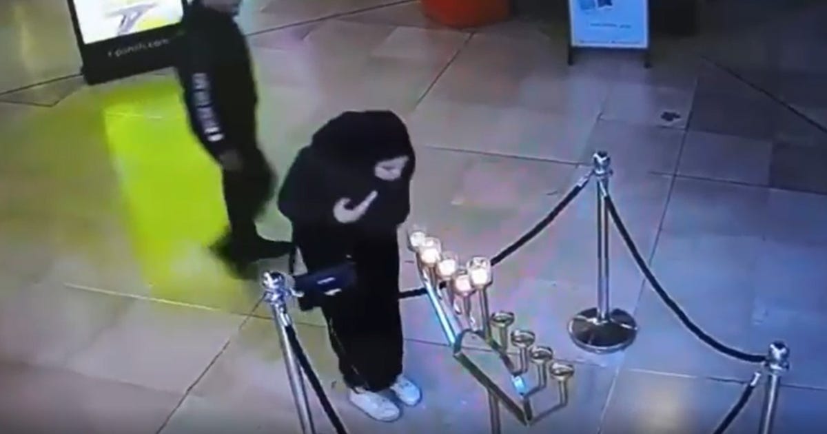 אישה צולמה מכבה נרות חנוכה בקניון בתל אביב – המשטרה פתחה בחקירה – משפט ופלילים