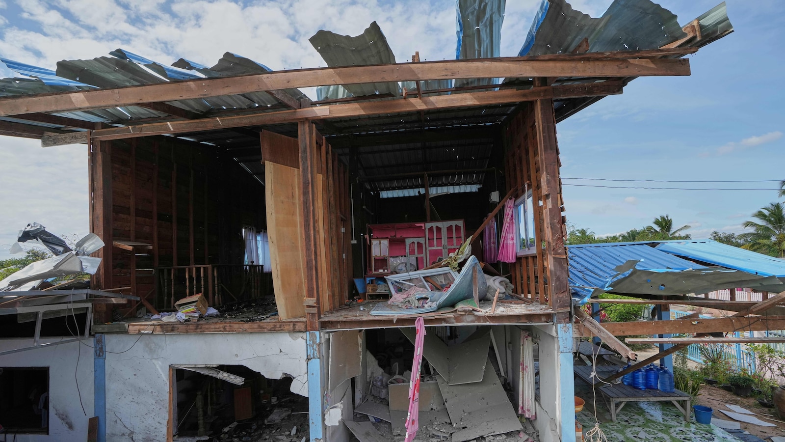 Thailand says Cambodian rocket fire caused 1st civilian death in new border fighting Thailand says Cambodian rocket fire caused 1st civilian death in new border fighting