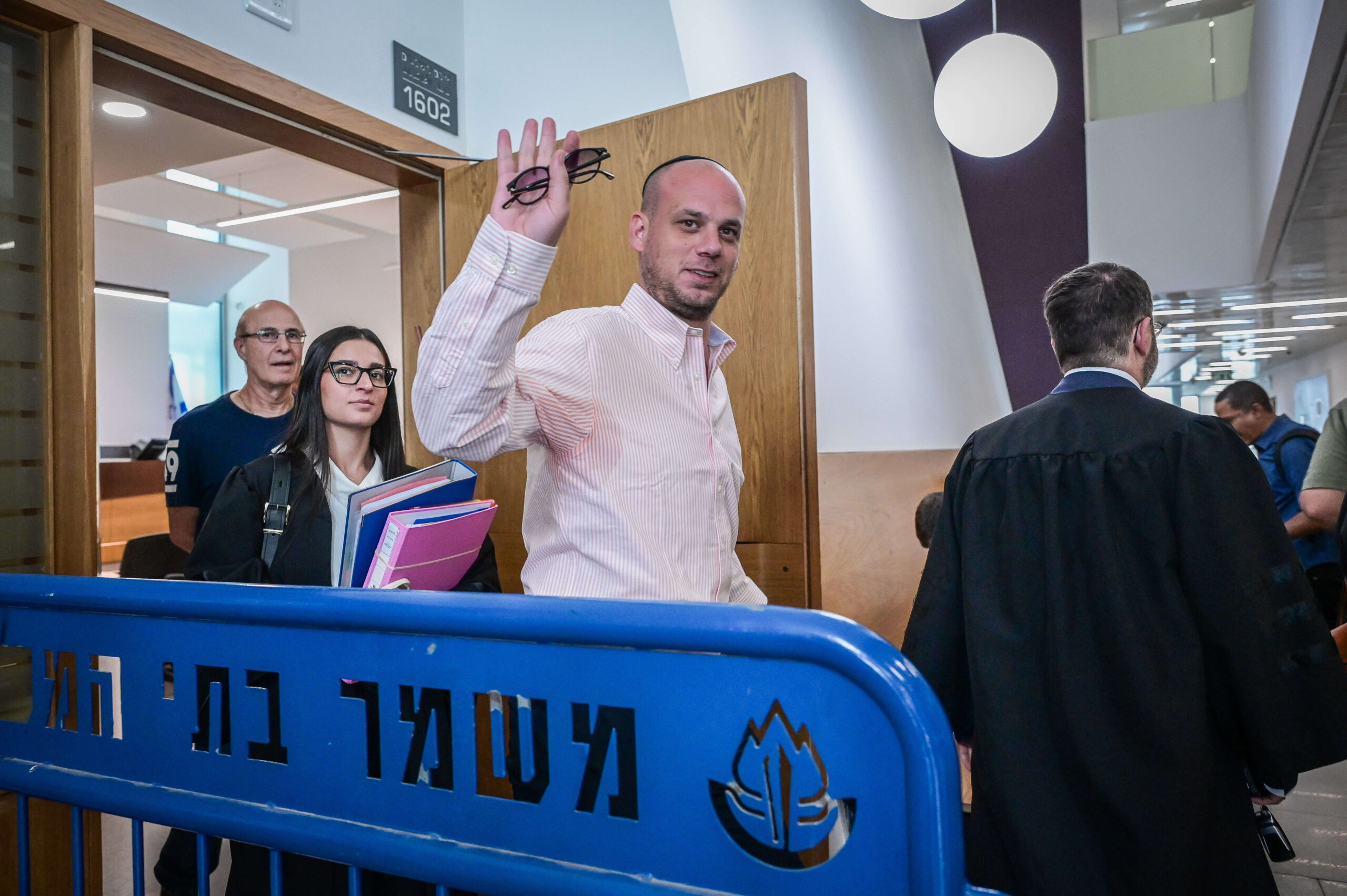 מאחורי הקלעים של מפעל הנקניקיות החדשותי