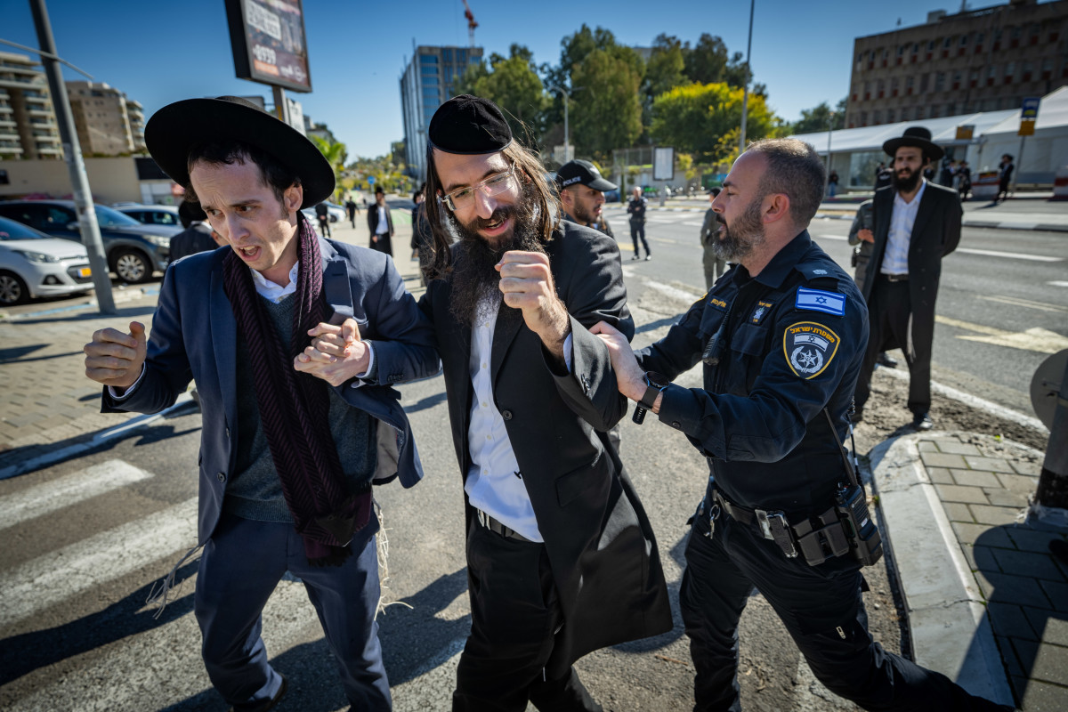 דרמה בתל השומר: שני מפירי סדר נעצרו; השוטרים הובילו את החיילים