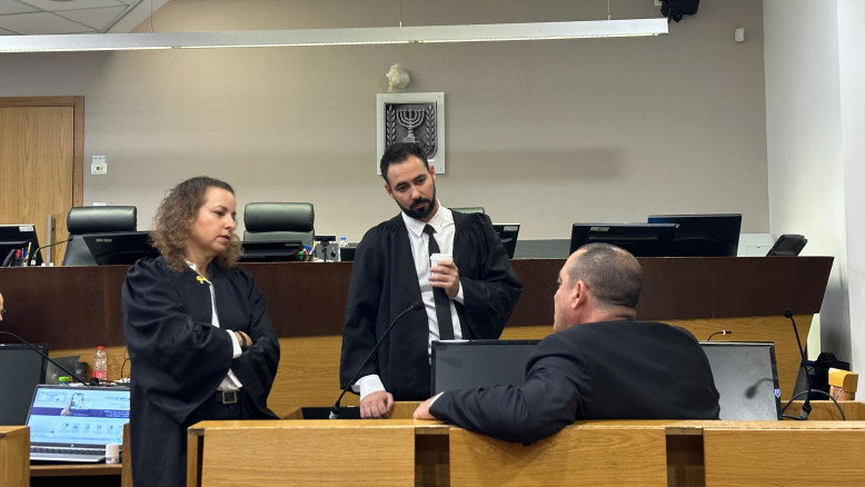 הדרמה במשפט נתניהו: התובעת הפתיעה את רה”מ עם החוברת הדרמה במשפט נתניהו: התובעת הפתיעה את רה”מ עם החוברת