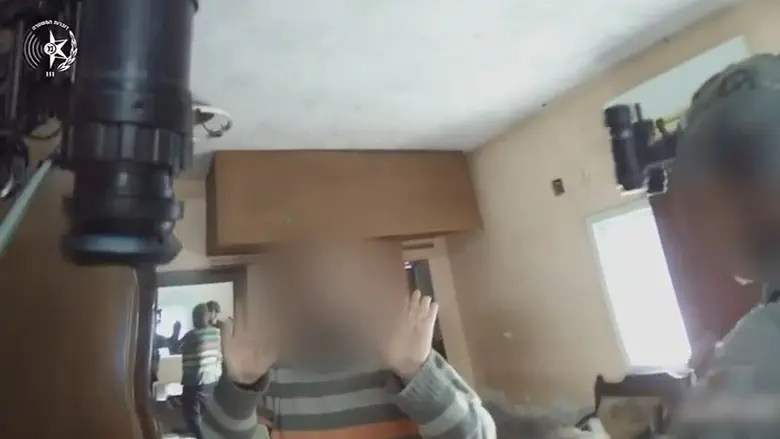 תיעוד: המסתערבים הפתיעו יצרן מטענים בכיר במרחב טולכרם – ועצרו אותו תיעוד: המסתערבים הפתיעו יצרן מטענים בכיר במרחב טולכרם – ועצרו אותו