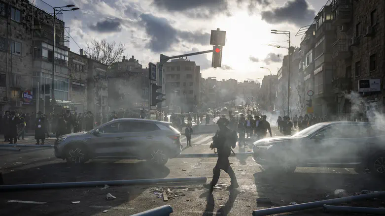 תלונה: צעירה התפשטה מול מפגינים חרדים