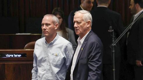 Chili Tropper mulls exit from Blue and White amid fears party may miss electoral thre