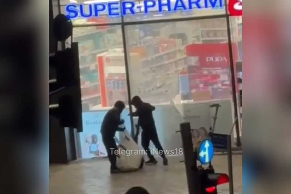 עם שקים גדולים מלאים בבשמים: שני קטינים נעצרו בחשד לפריצה לסופר-פארם עם שקים גדולים מלאים בבשמים: שני קטינים נעצרו בחשד לפריצה לסופר-פארם