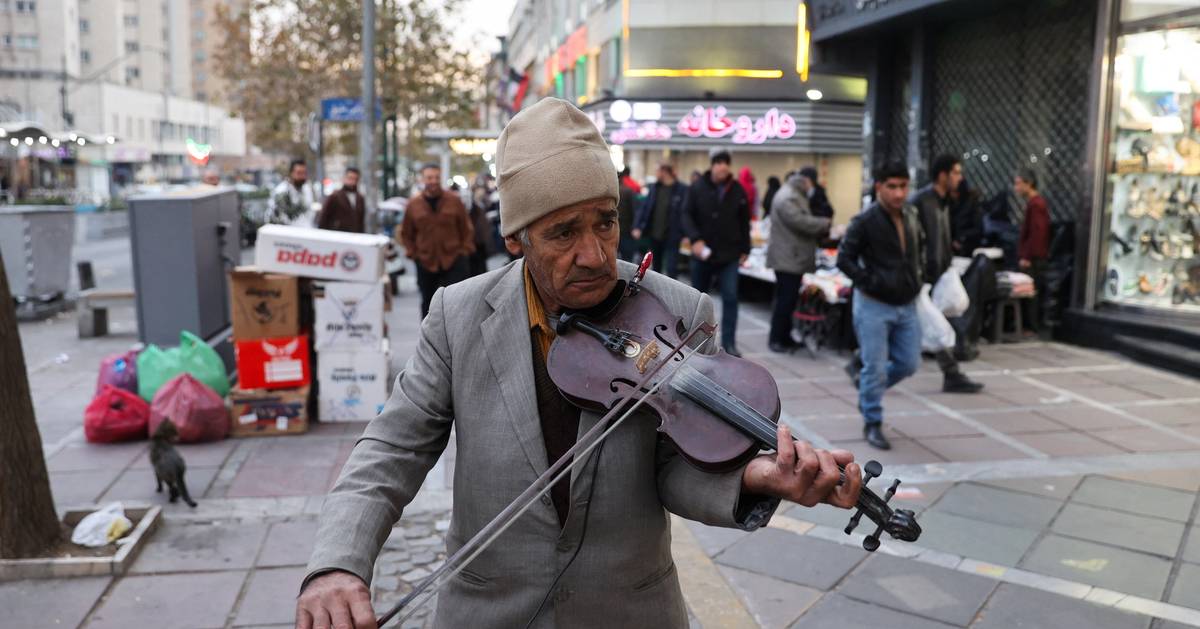 Iran says food prices to jump as currency subsidies end