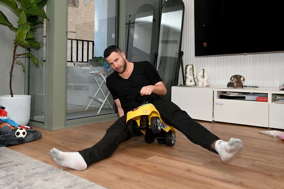 בעקבות הפגנה בניו יורק: הופעתו של גיא הוכמן בוטלה