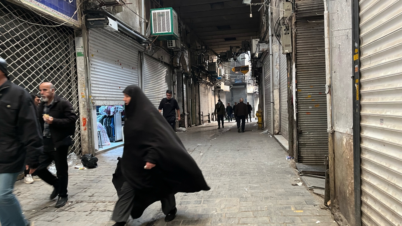 Security forces clash with protesters in Iran’s main market : NPR