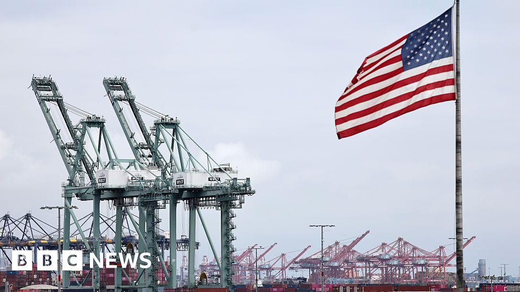 Trump's new global tariff comes into effect at 10% – BBC