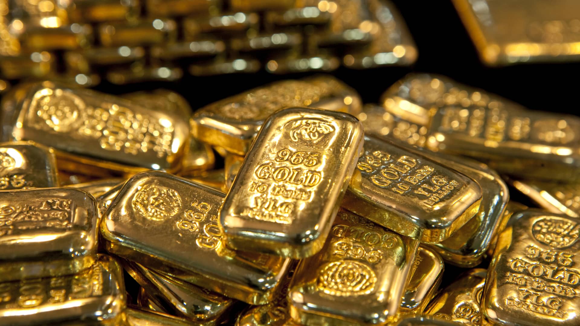 Gold falls 4% as strong dollar and higher rate bets undercut safe-haven demand