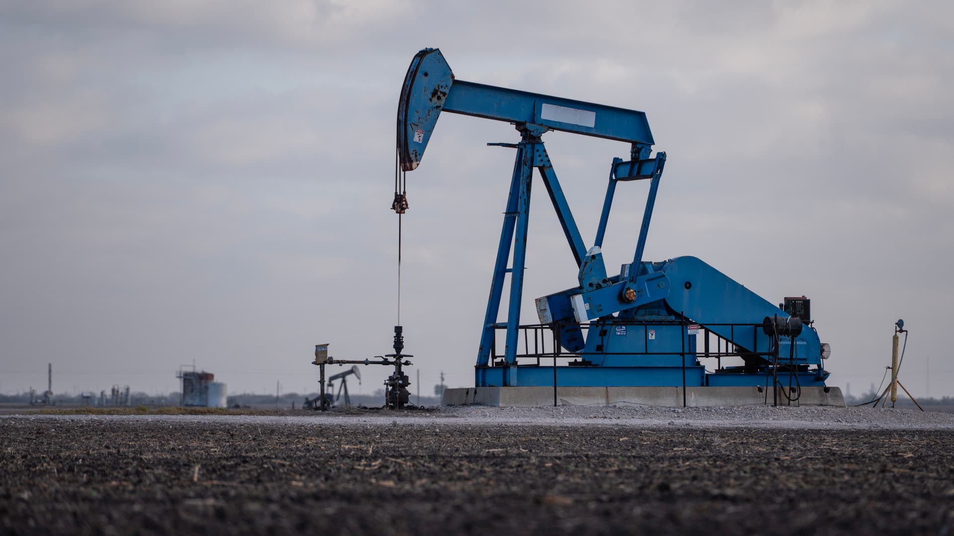 Recession odds jump on Kalshi after oil tops 0