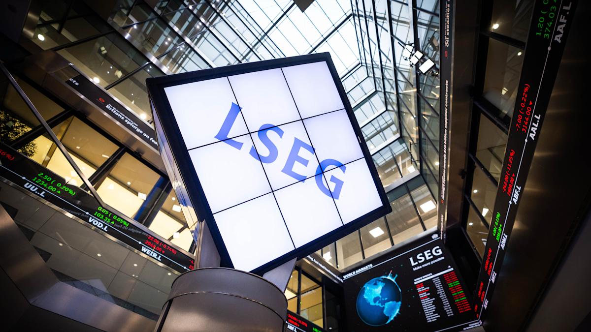 Stock markets tumble as oil prices surge in biggest weekly gain since 2020