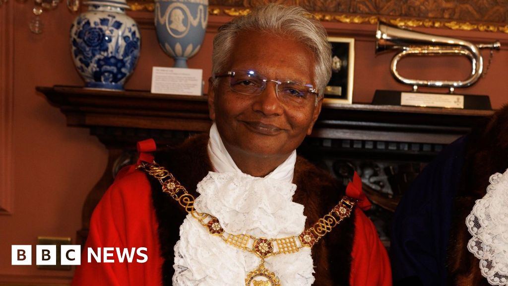 Mayor sorry for Jewish ambulance arson attack posts – BBC