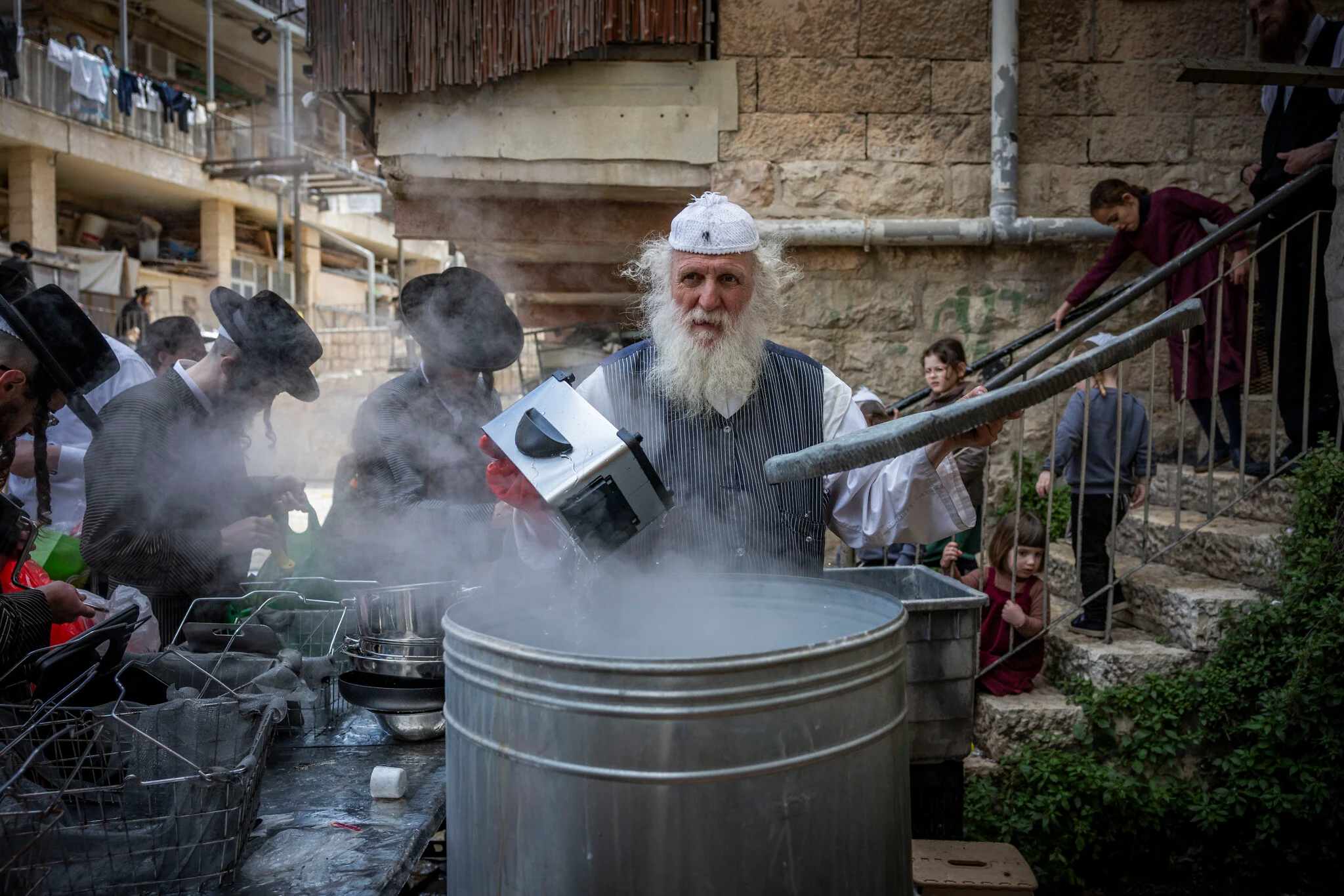 For Jerusalem’s Haredim, it’s business as usual during wartime Passover shopping rush
