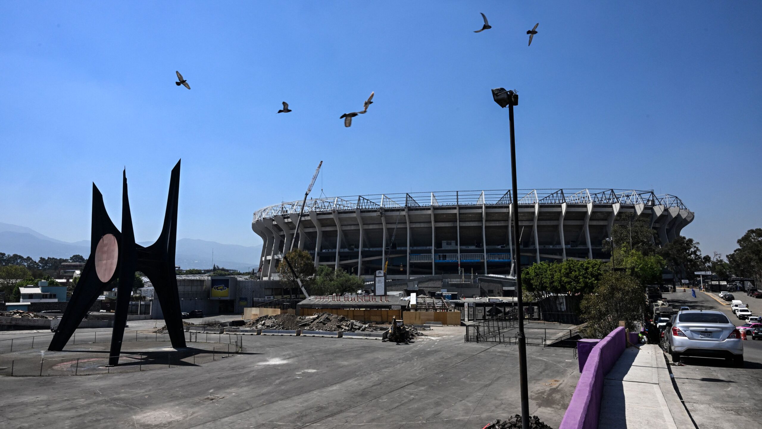 Mexico, tragedy at the Azteca Stadium: a fan falls to his death during the match against Portugal