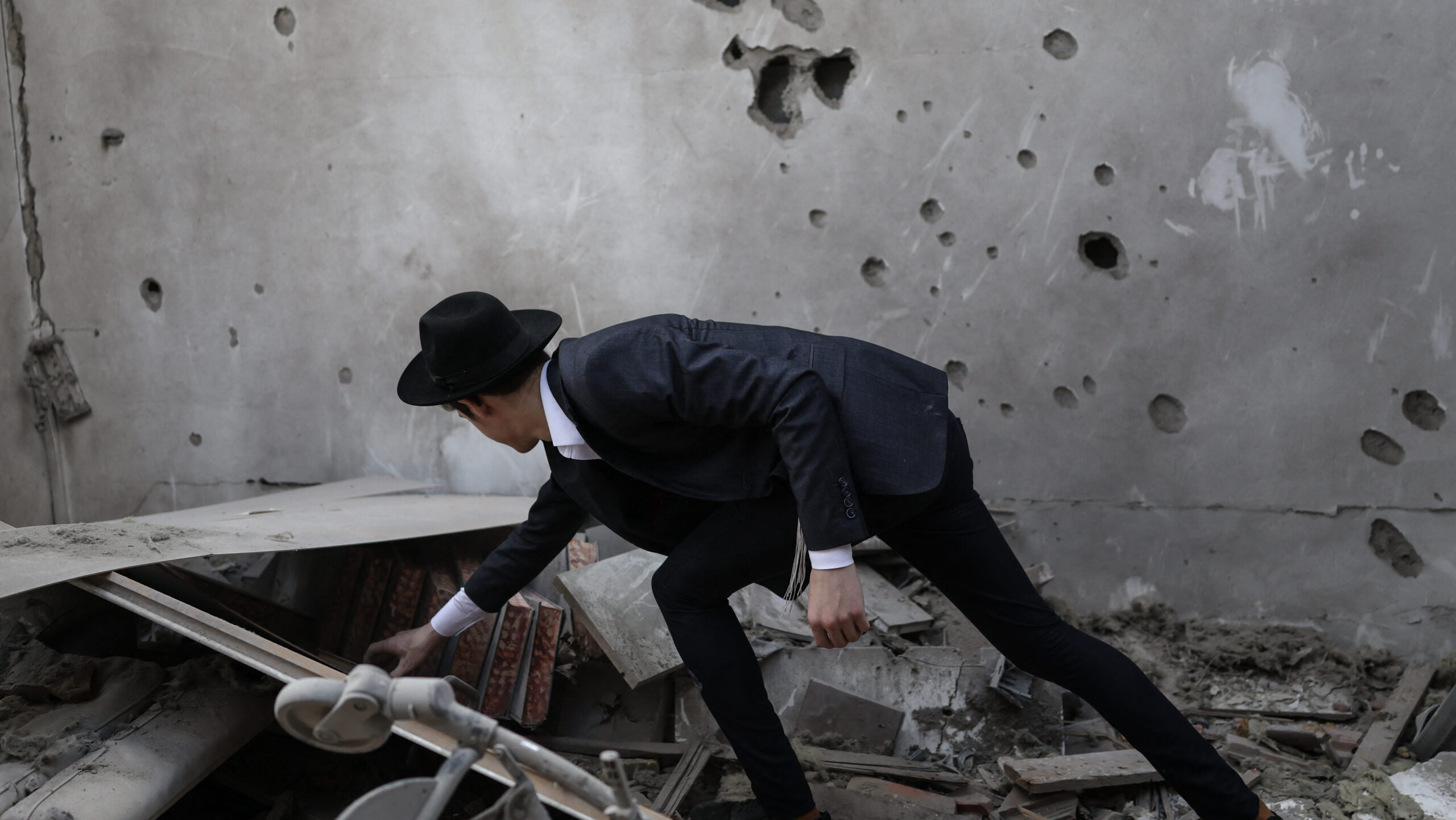 9 Wounded, Mother and Children Rescued, After Iranian Cluster Missile Hits Central Israel