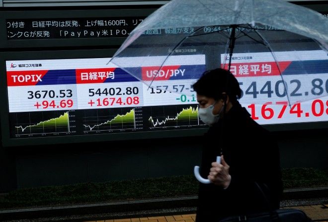 Asian stocks slide as Iran war keeps oil near 0, dents rate-cut bets