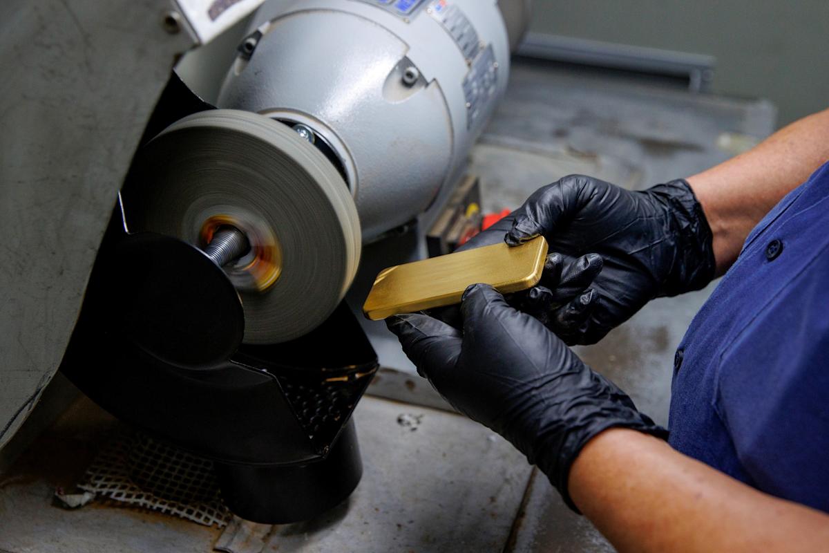 Gold Slips as War Hikes Oil Prices and Dims Fed Rate-Cut Outlook