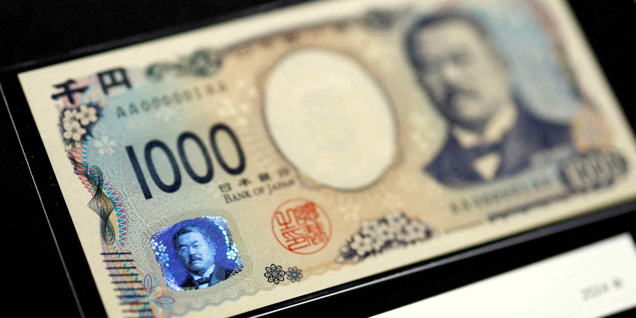 Yen gains against dollar after central banks hold steady