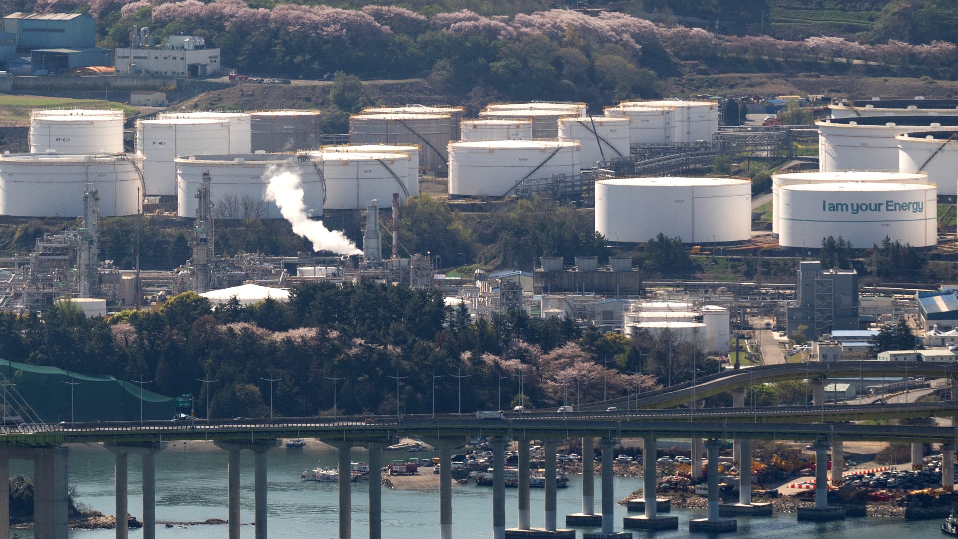 Trump warns of strikes on Iran before ceasefire deadline