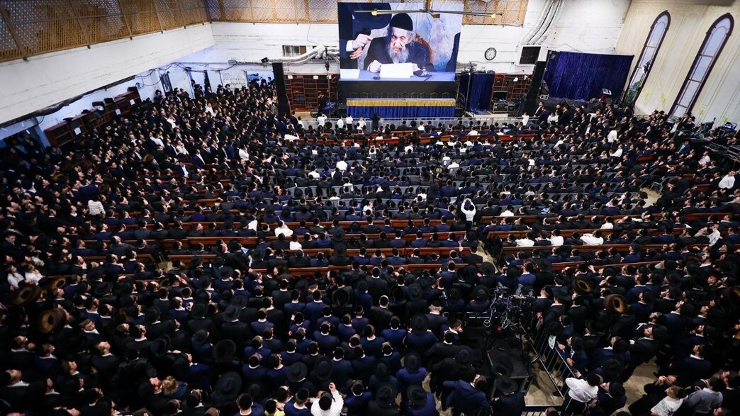 תיעוד: אלפים בחלל אחד באירוע של המנהיג הליטאי בבני ברק